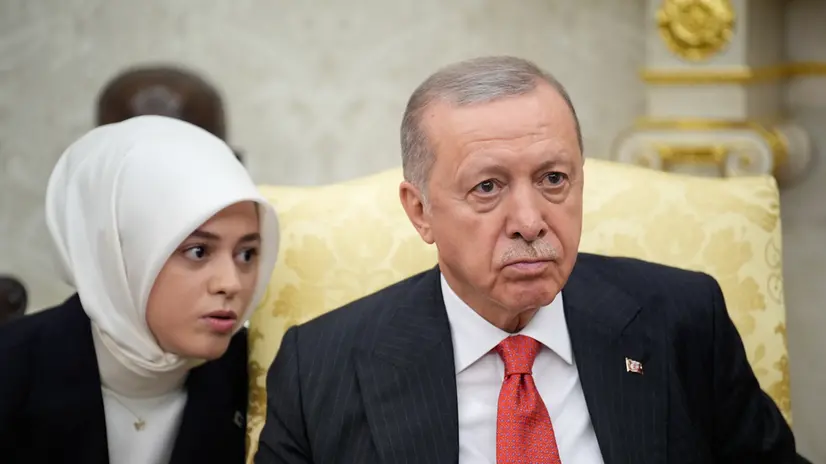 epa12405096 Turkish President Recep Tayyip Erdogan (R) listens as he meets with US President Donald Trump (not pictured) in the Oval Office of the White House, in Washington, DC, USA, 25 September 2025. EPA/YURI GRIPAS / POOL