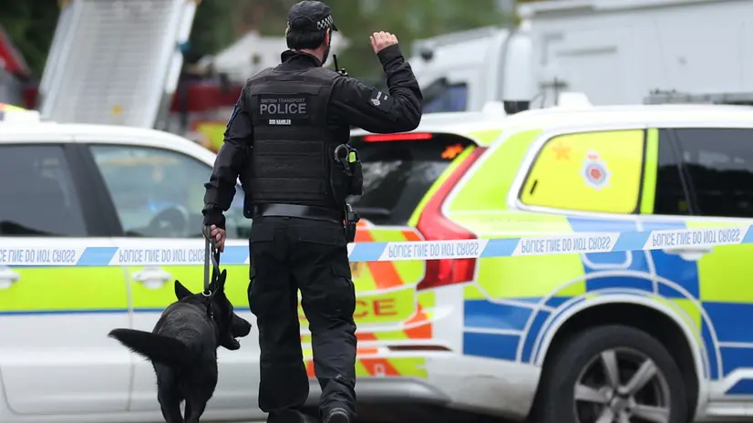 epa12424139 Police work with dogs at a cordoned off area in Manchester, Britain, 02 October 2025. Two people have died after a car and stabbing attack at a synagogue in Manchester, with the suspect shot by police. EPA/ADAM VAUGHAN