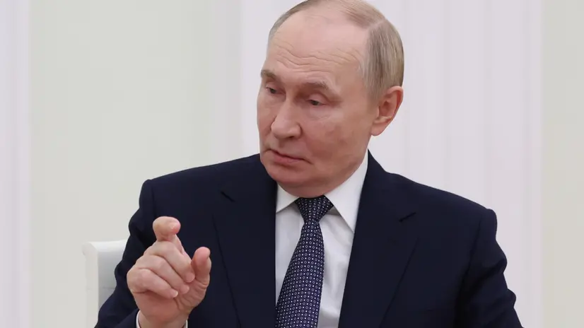 epa12407146 Russian President Vladimir Putin attends a meeting with Belarusian President Lukashenko at the Kremlin in Moscow, Russia, 26 September 2025. EPA/RAMIL SITDIKOV / POOL