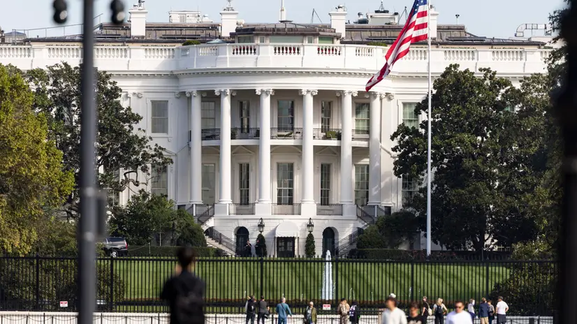 epa12424051 Visitors walk across the Ellipse outside the White House during a government shutdown in Washington, DC, USA, 02 October 2025. The US government shut down on 01 October for the first time in six years after Congress failed to pass a funding bill. EPA/JIM LO SCALZO
