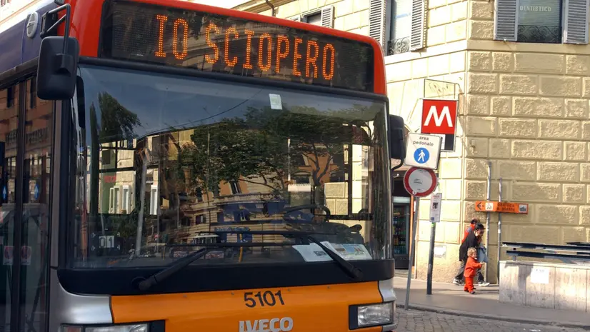 Autista di un autobus aderisce a uno sciopero - Foto Ansa © www.giornaledibrescia.it