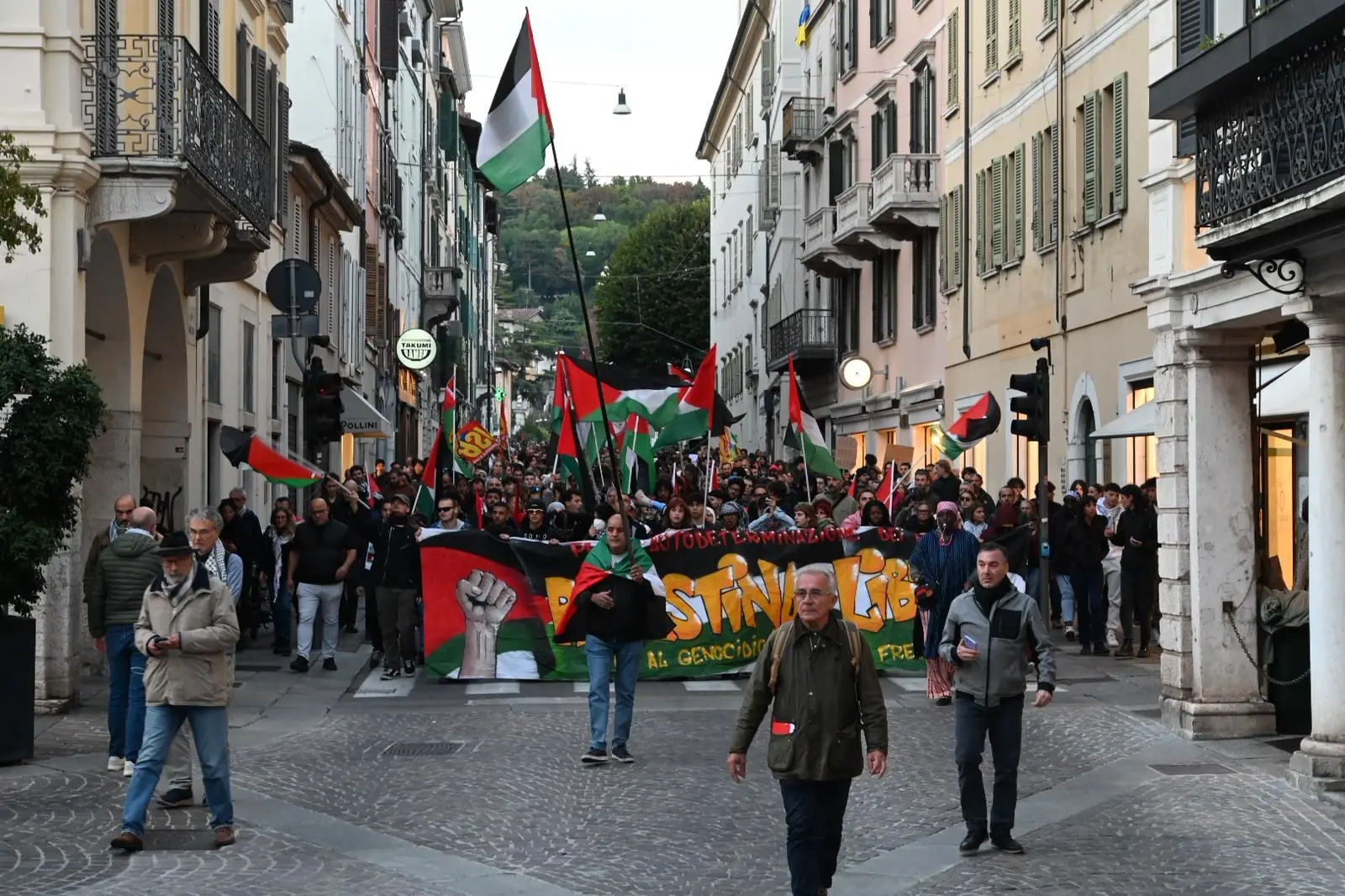 Il corteo ProPal a Brescia