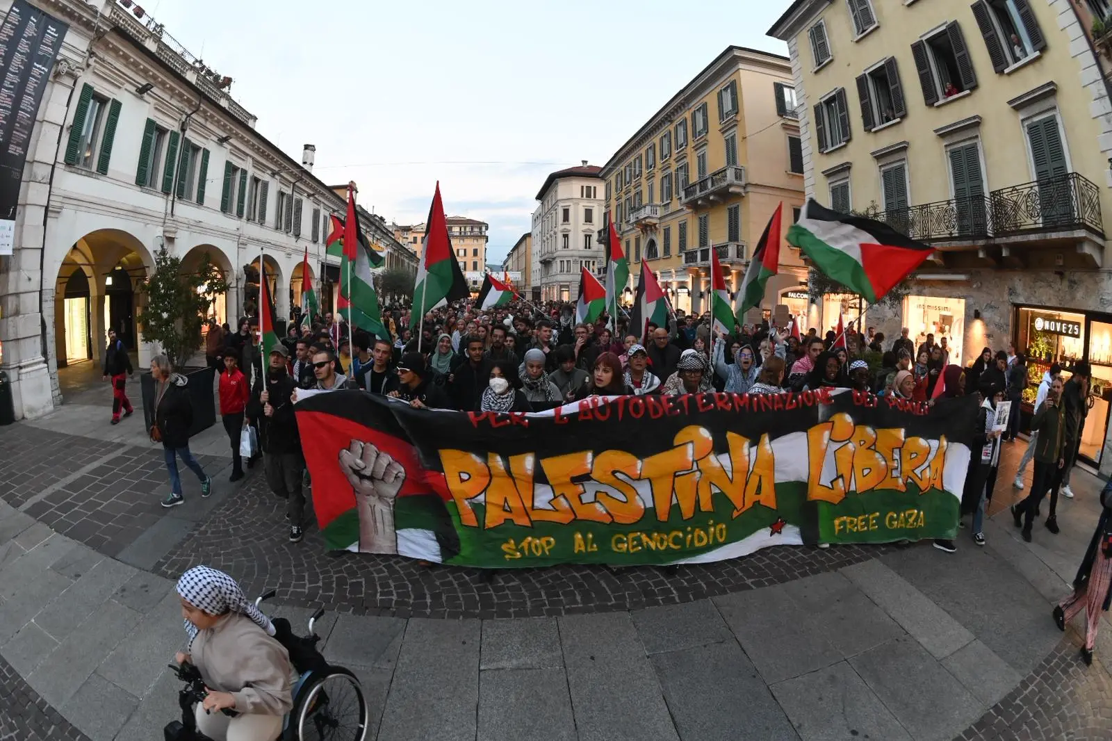 Il corteo ProPal a Brescia