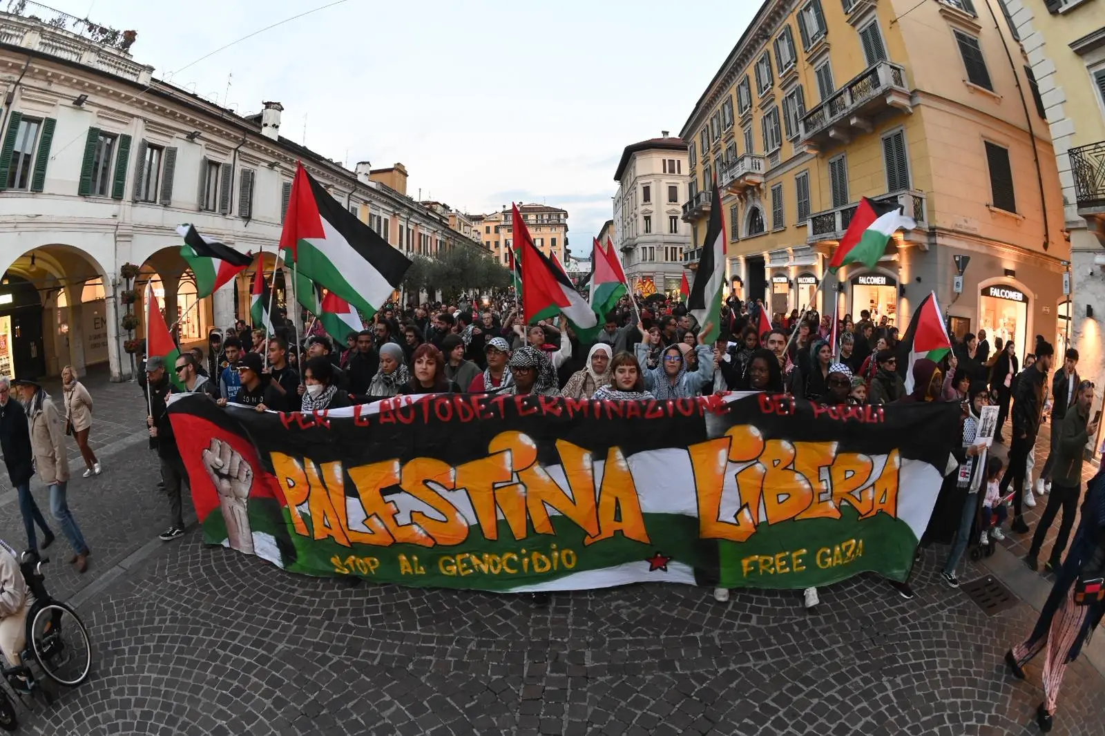 Il corteo ProPal a Brescia