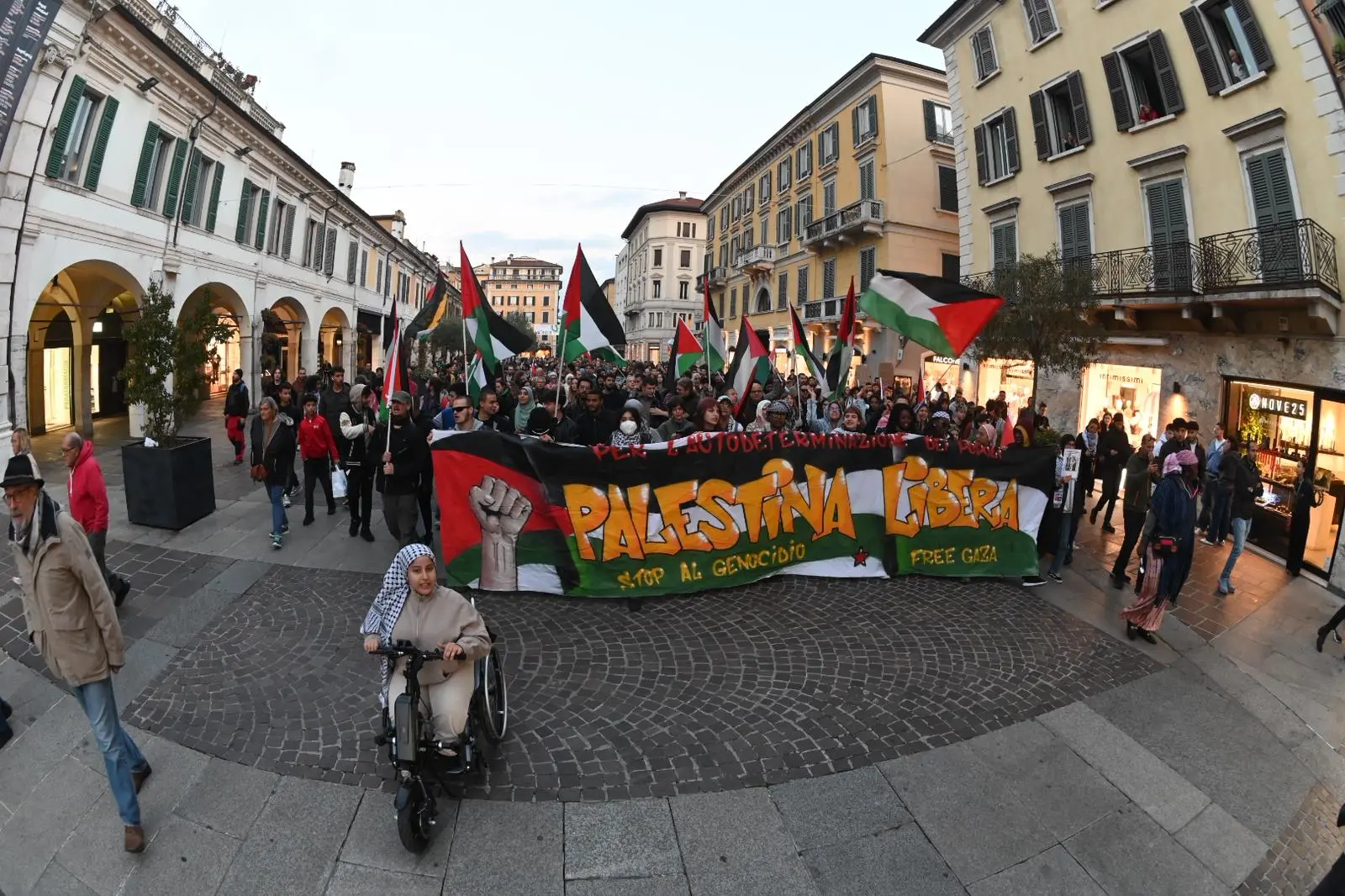 Il corteo ProPal a Brescia