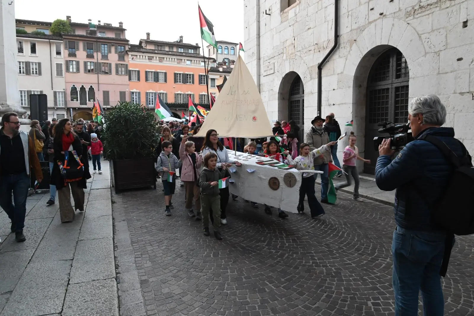 Il corteo ProPal a Brescia