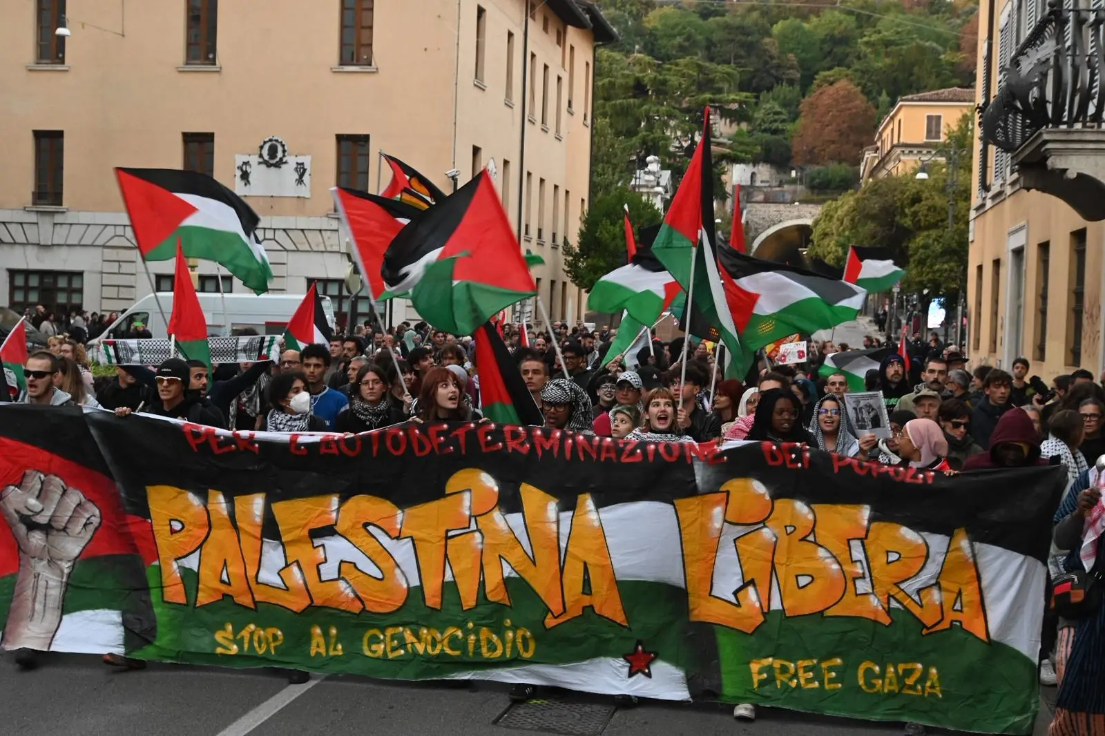 Il corteo ProPal a Brescia
