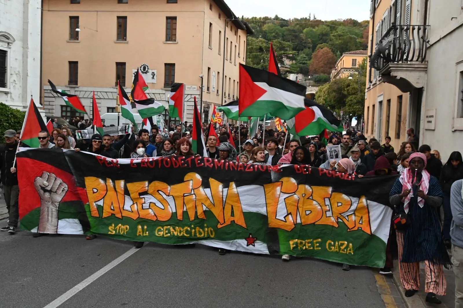 Il corteo ProPal a Brescia