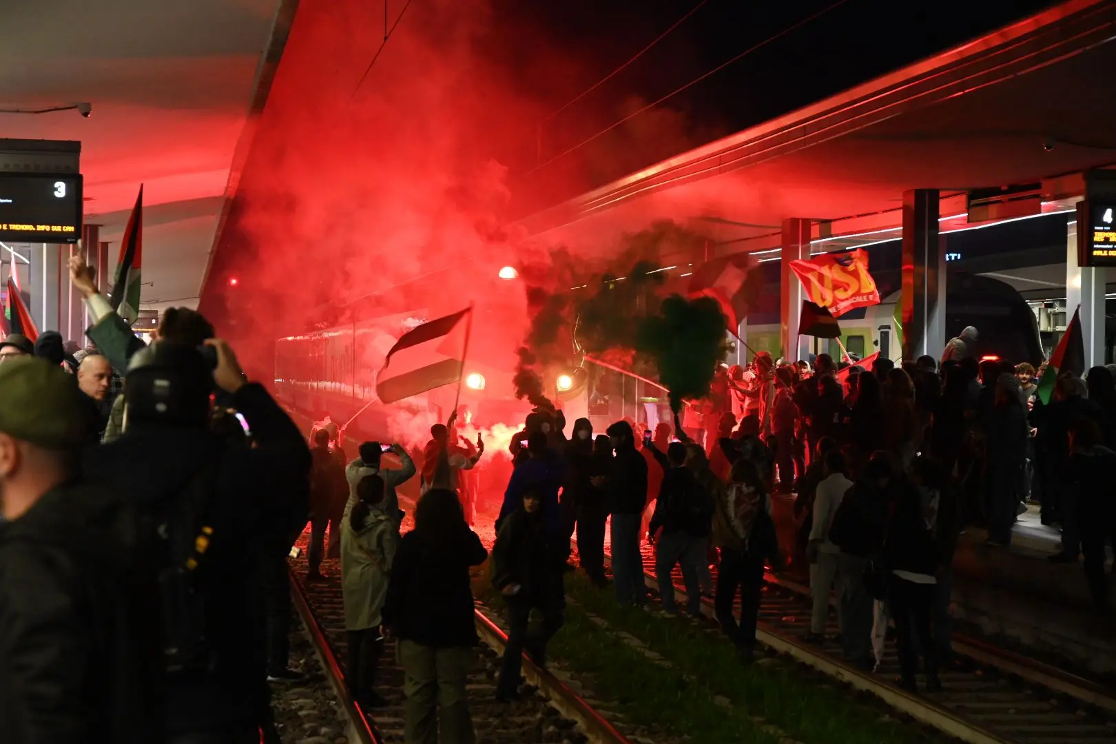Corteo ProPal, stazione bloccata dai manifestanti