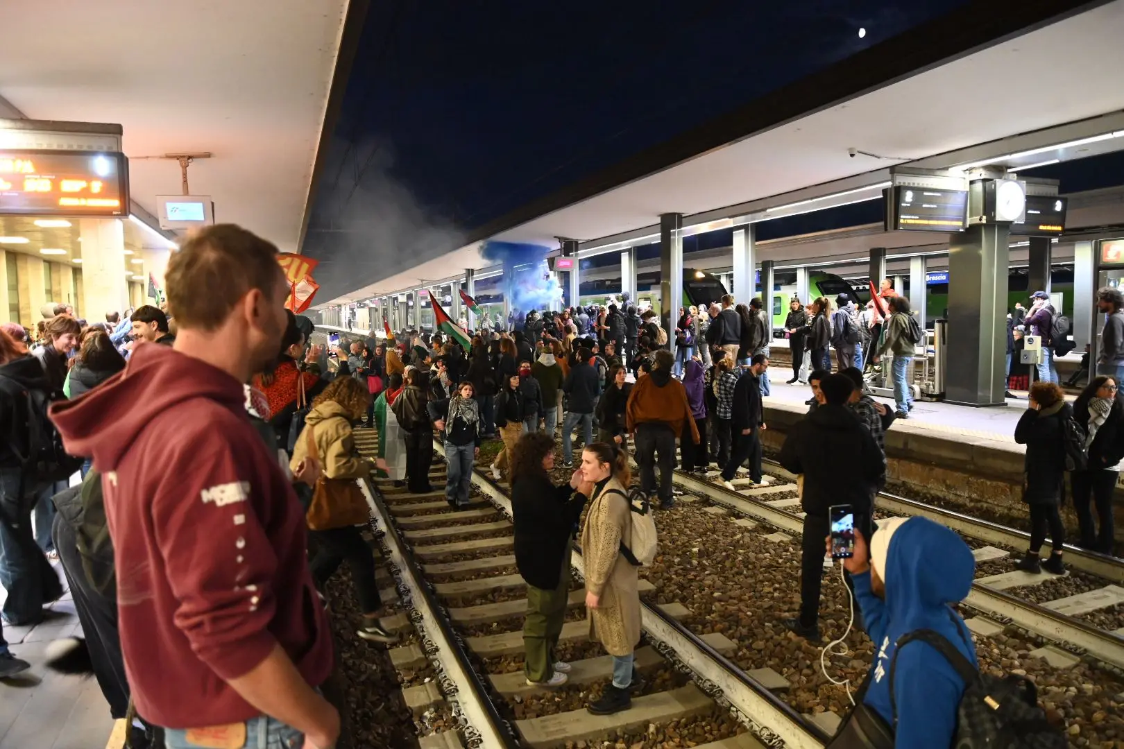 Corteo ProPal, stazione bloccata dai manifestanti
