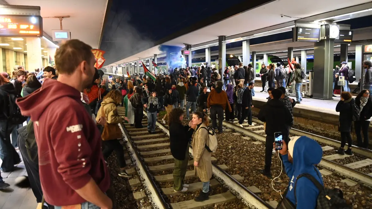 Corteo ProPal, stazione bloccata dai manifestanti