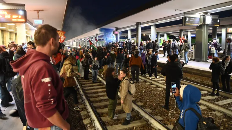 Corteo ProPal, stazione bloccata dai manifestanti