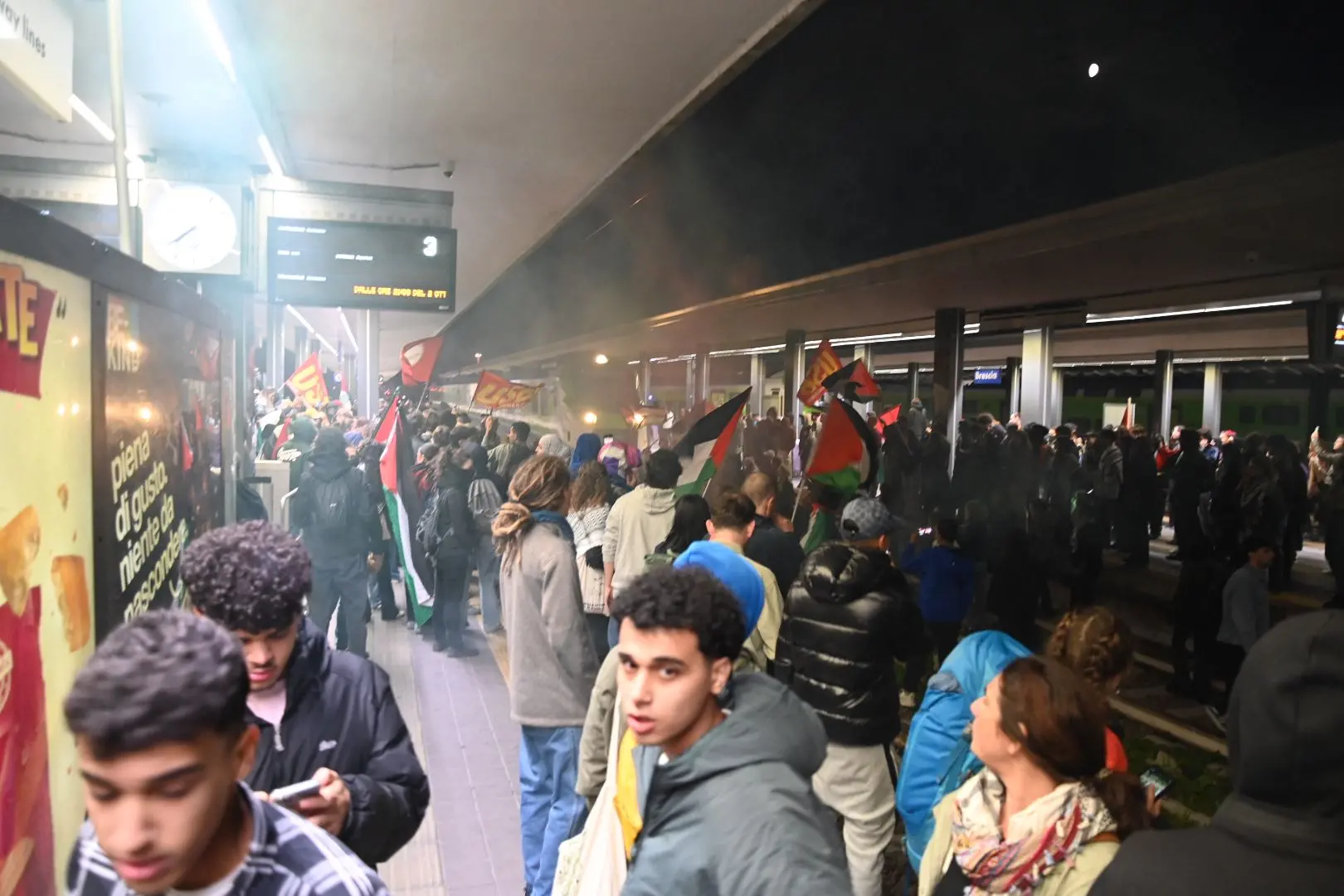 Corteo ProPal, stazione bloccata dai manifestanti