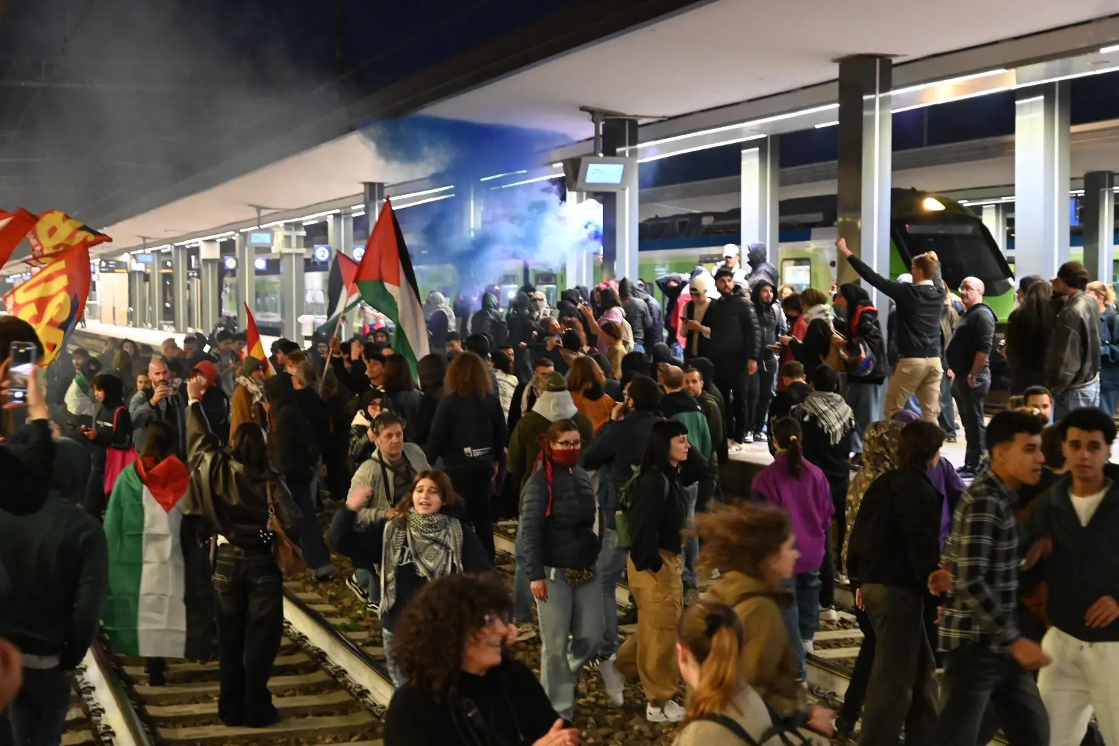 Corteo ProPal, stazione bloccata dai manifestanti