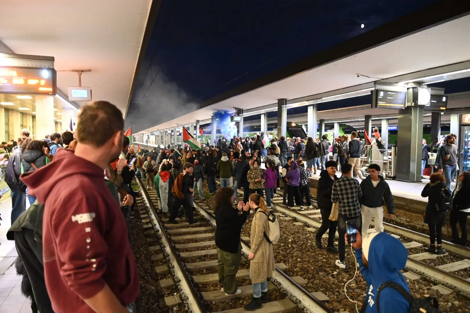 Corteo ProPal, stazione bloccata dai manifestanti