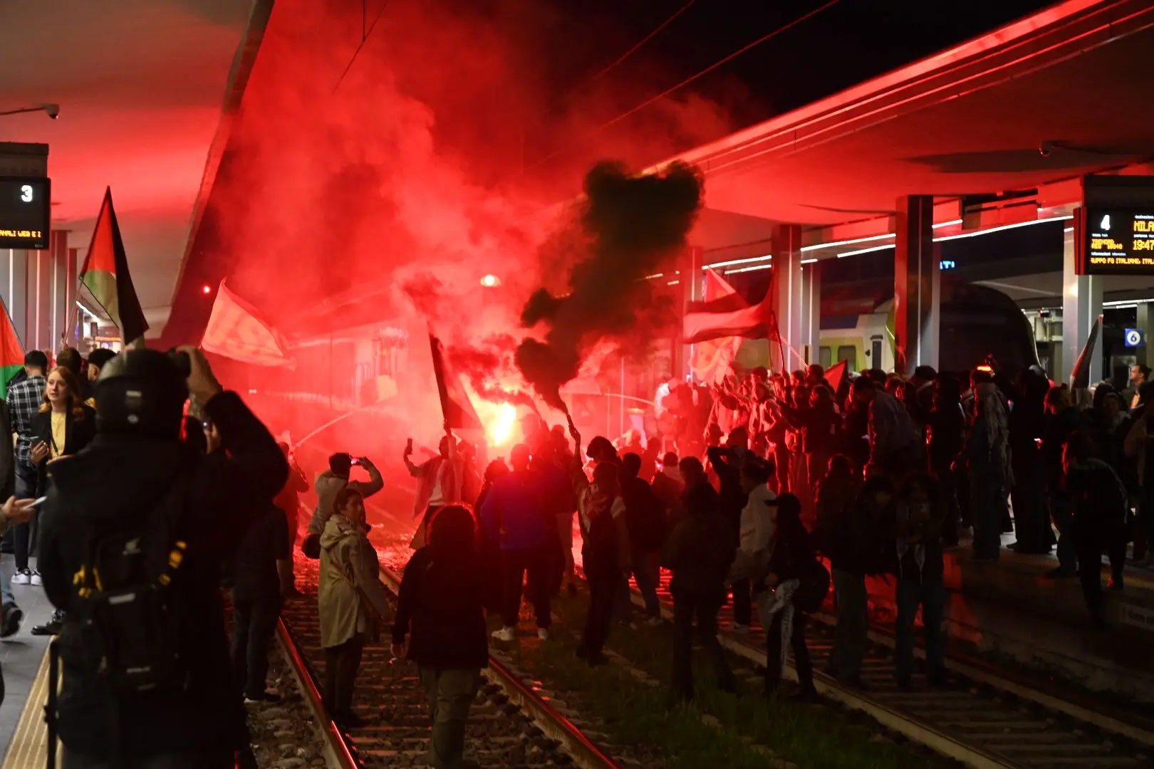 Corteo ProPal, stazione bloccata dai manifestanti