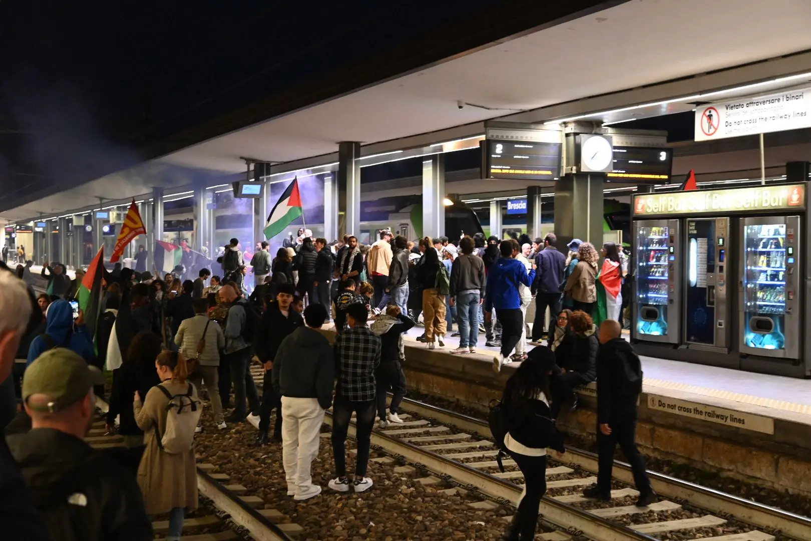 Corteo ProPal, stazione bloccata dai manifestanti
