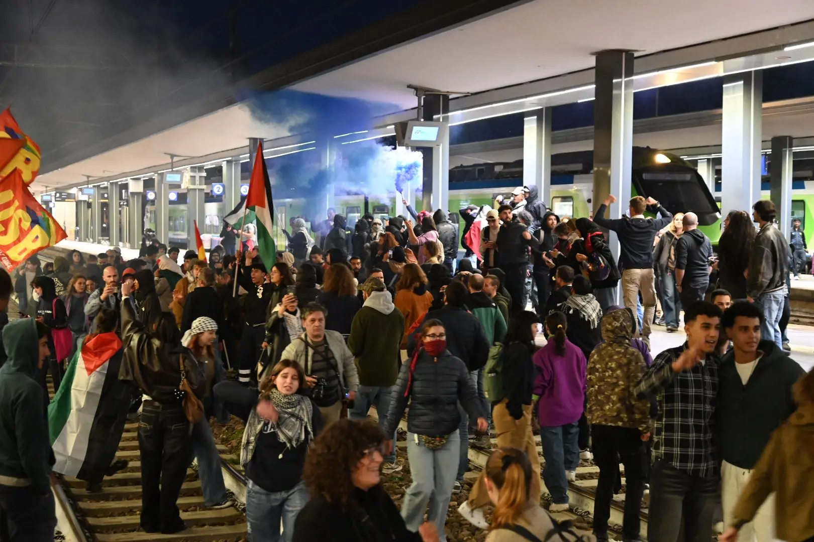 Corteo ProPal, stazione bloccata dai manifestanti