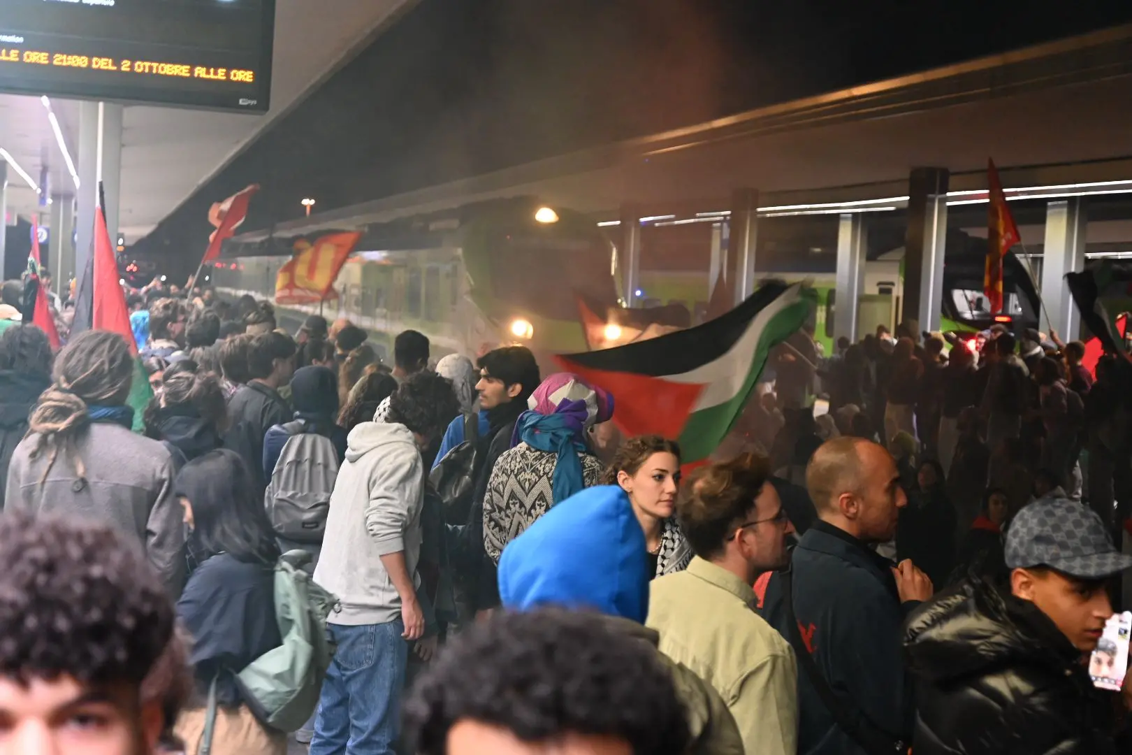 Corteo ProPal, stazione bloccata dai manifestanti