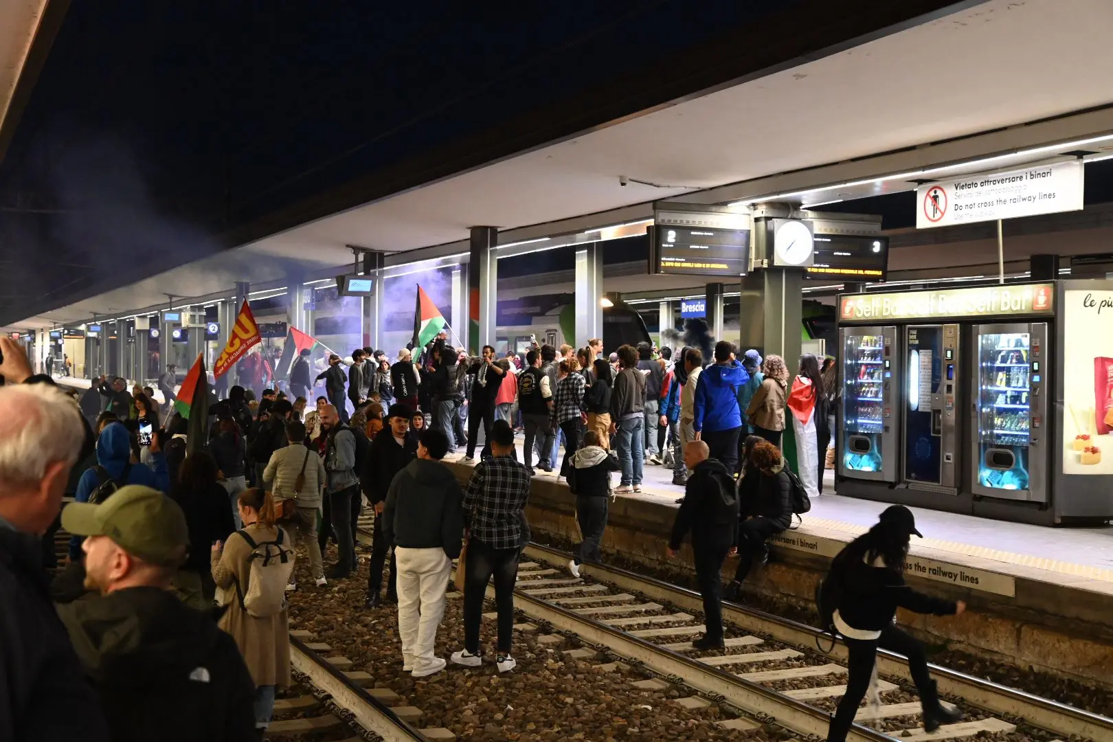 Corteo ProPal, stazione bloccata dai manifestanti
