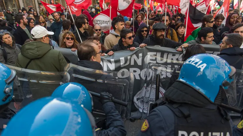 Contestazioni e scontri con la polizia durante l’altro presidio a Bologna contro il riarmo promosso dalla rete dei comunisti, potere al popolo, Osa, Cambiare rotta e altre realtà del sindacalismo di base e movimenti sociali.