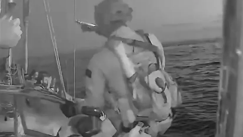 In un frame del video pubblicato sui social della Global Sumud Flotilla, il momento in cui le forze navali israeliane hanno abbordato la nave Oxygono in viaggio, insieme a altre imbarcazioni, per portare aiuti umanitari a Gaza, Roma 2 ottobre 2025. +++ USARE SOLO PER ILLUSTRARE OGGI LA NOTIZIA INDICATA NEL TITOLO - NON ARCHIVIARE – FOTO NON IN VENDITA - DA USARE SOLO PER FINI GIORNALISTICI - NPK+++