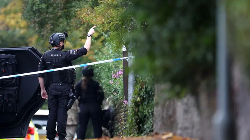 epa12423762 Police work at a police cordon in Manchester, Britain, 02 October 2025. Two people have died after a car and stabbing attack at a synagogue in Manchester, with the suspect shot by police. EPA/ADAM VAUGHAN
