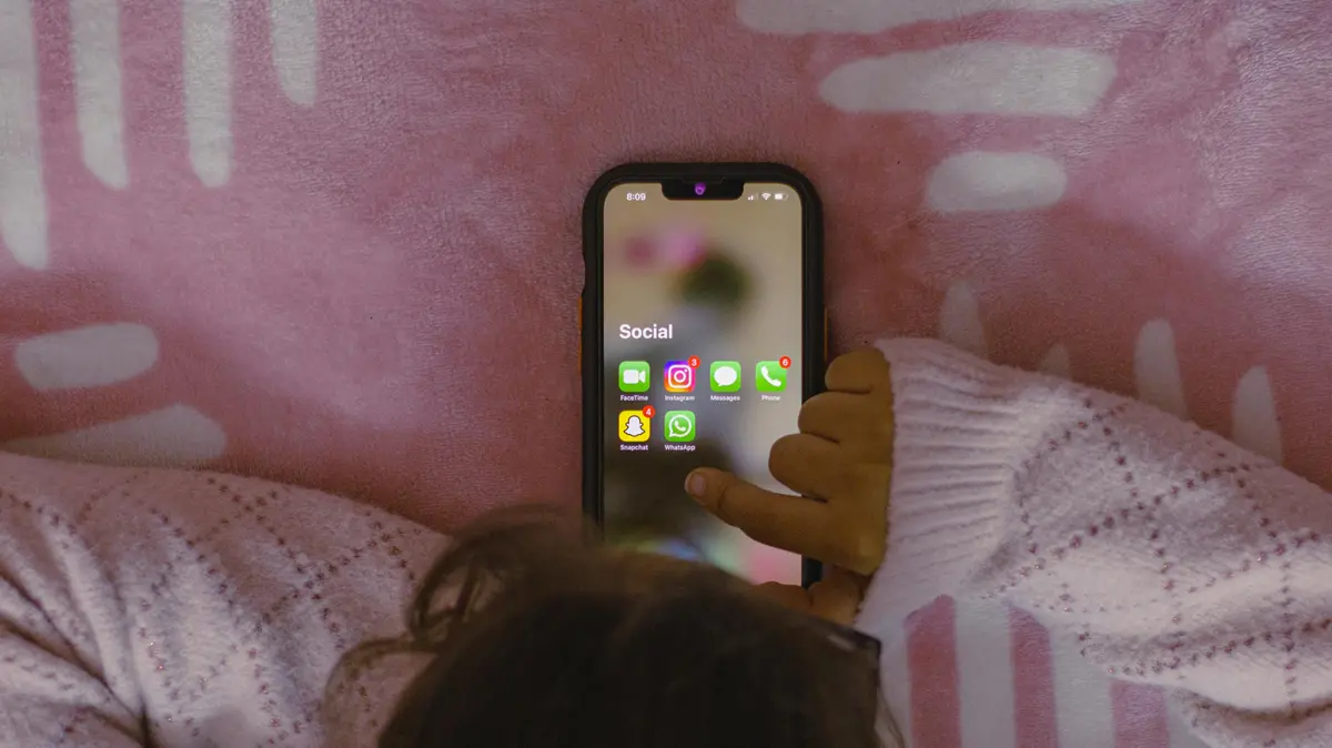 Una bambina utilizza uno smartphone