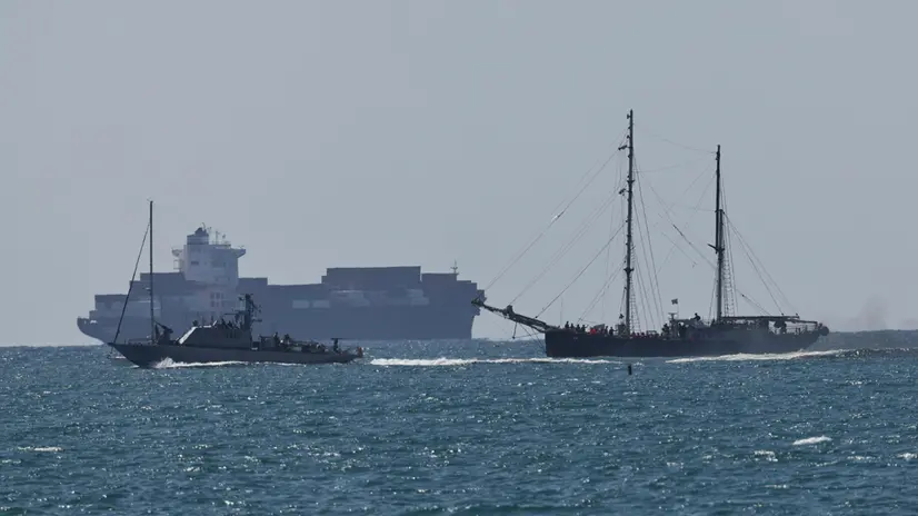 Una nave della Flottilla scortata da una nave militare israeliana - Foto Ansa © www.giornaledibrescia.it