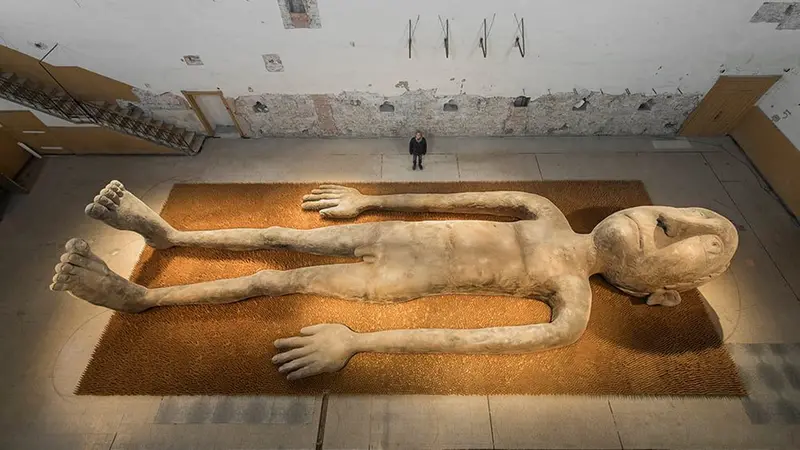 Il grande fachiro Frank di Gabriele Picco nella crociera di San Luca a Brescia, 2018 - Foto Facebook