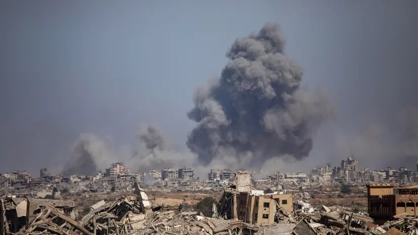 epa12424098 Smoke billows after Israeli airstrikes on Gaza City as seen from the northwest of Nuseirat refugee camp, Gaza Strip, 02 October 2025, as Palestinians are displaced southward from the Wadi Gaza following an Israeli announcement of the closure of Al-Rashid road toward the north. More than 66,000 Palestinians have been killed in the Gaza Strip since October 2023, according to the Palestinian Ministry of Health, and about 1,200 Israelis have been killed since the launch of an Israeli military campaign in response to a cross-border attack by Hamas on 07 October 2023. EPA/HAITHAM IMAD