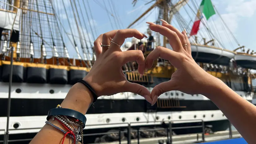 Le operazioni di disormeggio dell'Amerigo Vespucci a Genova, 15 giugno 2025. ANSA/DOMENICO PALESSE