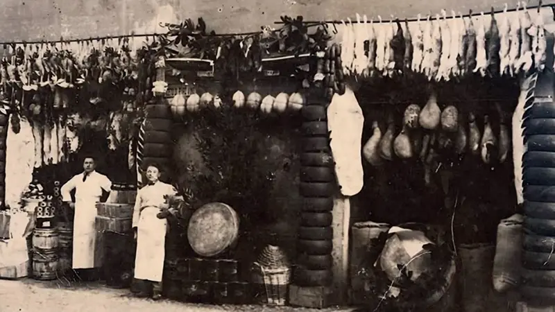 La vetrina della Bottega nel 1912