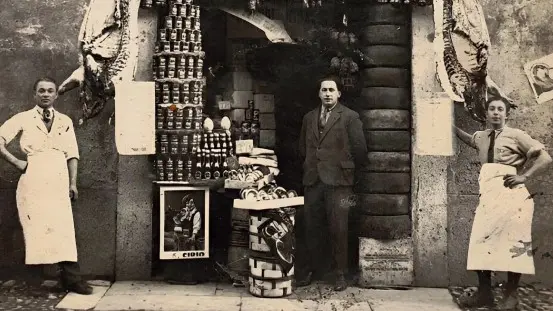 Antonio Porteri al centro con il figlio Aleardo Gino Porteri alla sua destra ed un collaboratore negli anni ’30
