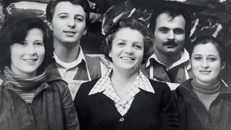 In posa per la pubblicità Negroni, Maria Porteri al centro con i figli Raoul e Graziella e due storici collaboratori