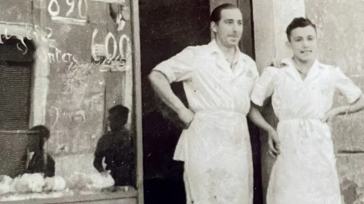 Gino Porteri con Gianni Zampedri negli anni ’30 davanti al negozio