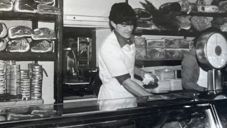 Al bancone lo storico commesso Roberto Inselvini negli anni ‘70
