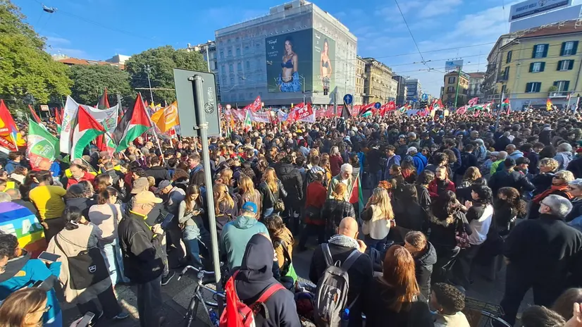 Il corteo a Milano nel giorno dello sciopero generale, 3 ottobre 2025. ANSA/DANILE DAL ZENNARO +++ATTENZIONE: NELLA FOTO POTREBBERO ESSERE RITRATTI DEI MINORENNI. L'ANSA METTE A DISPOSIZIONE DEI PROPRI ABBONATI QUESTA IMMAGINE, LASCIANDO LORO LA DECISIONE SULL'OPPORTUNITA' DI PUBBLICARLA+++