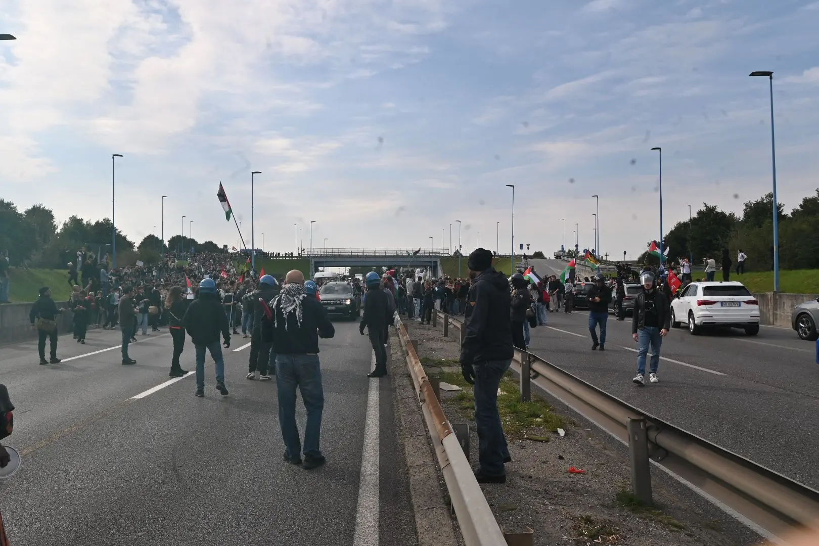 Manifestazione per la Flotilla, il corteo blocca la tangenziale