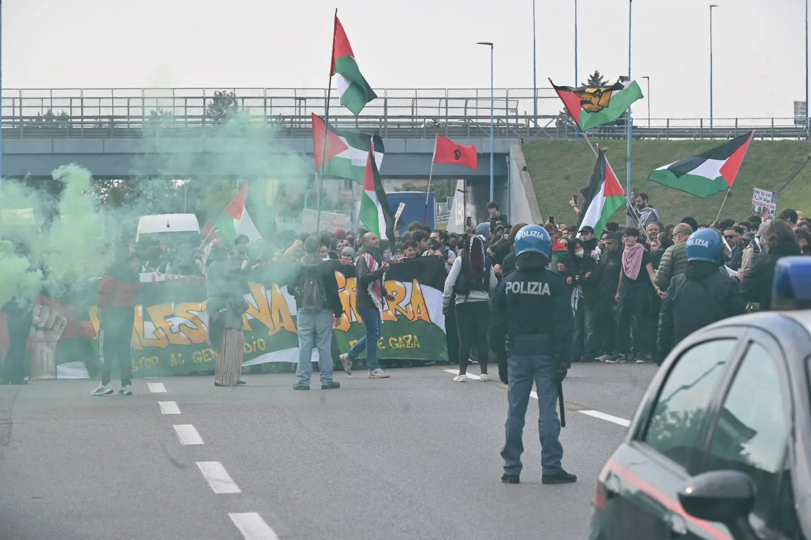 Manifestazione per la Flotilla, il corteo blocca la tangenziale