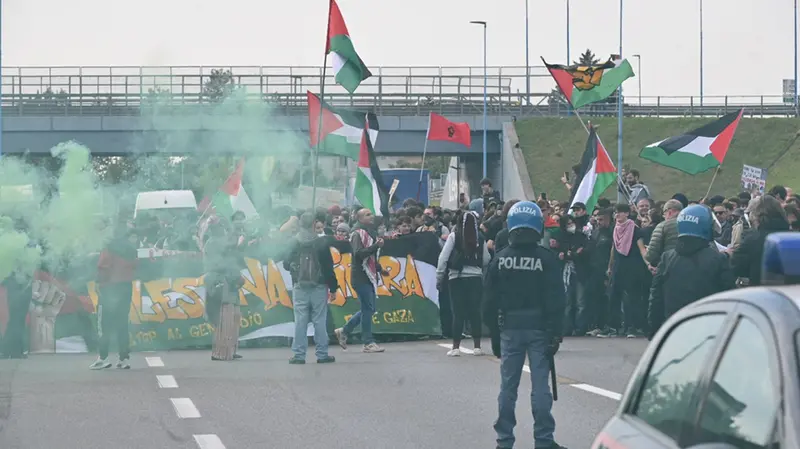 Manifestazione per la Flotilla, il corteo blocca la tangenziale