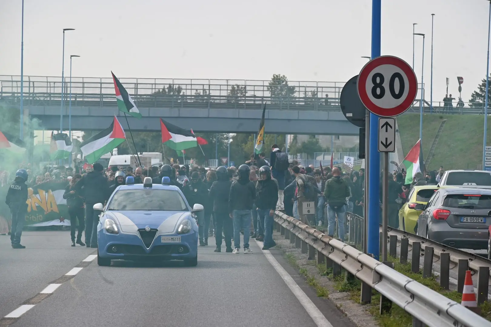 Manifestazione per la Flotilla, il corteo blocca la tangenziale