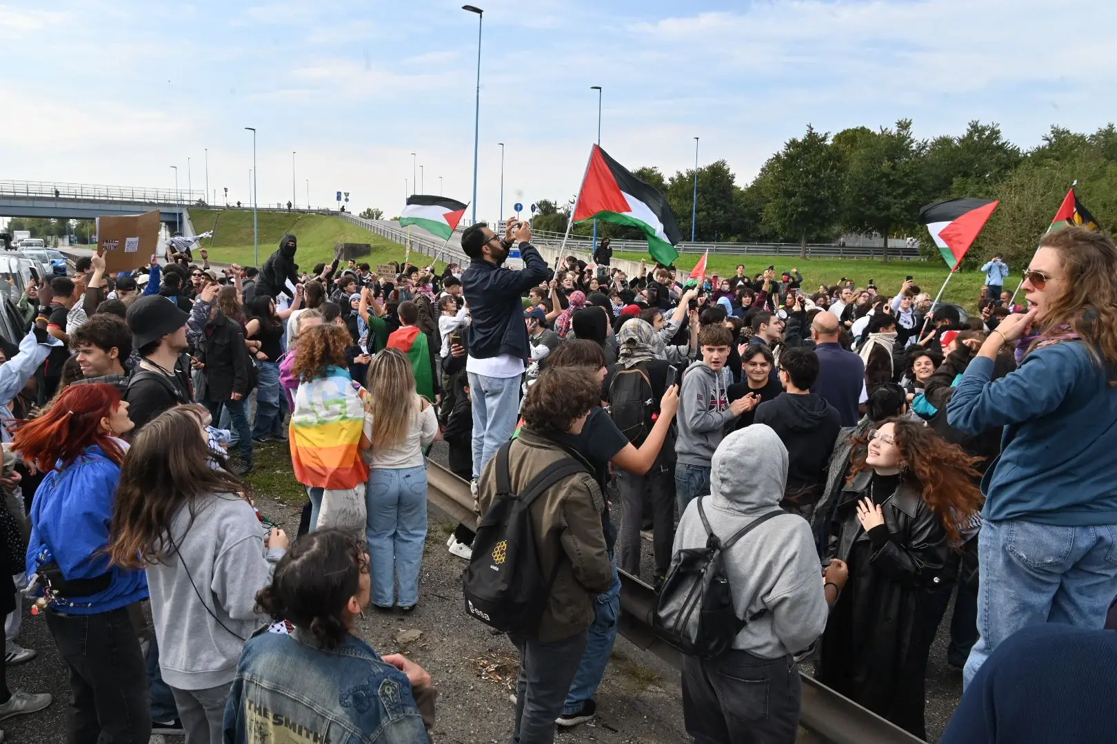 Manifestazione per la Flotilla, il corteo blocca la tangenziale