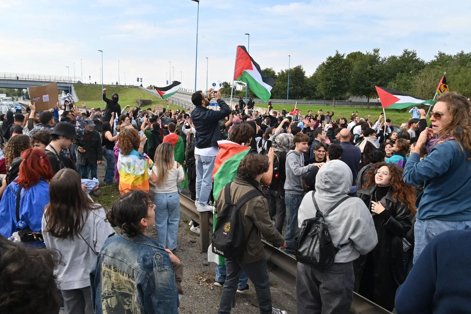 Manifestazione per la Flotilla, il corteo blocca la tangenziale