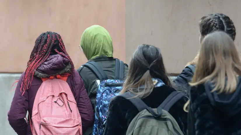 Studentesse di origini diverse in una scuola della città - © www.giornaledibrescia.it