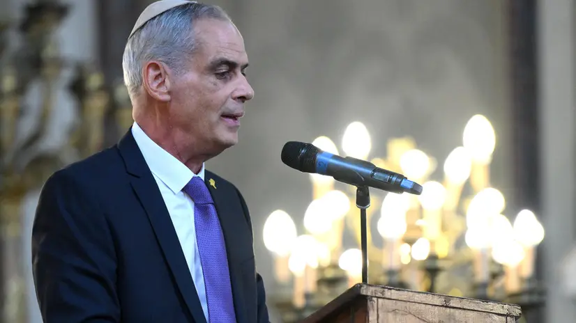 L'ambasciatore designato d'Israele in Italia, Jonathan Peled, durante la cerimonia commemorativa, a un anno dall’attentato terroristico del 7 ottobre in Israele, nel Tempio Maggiore di Roma, 07 ottobre 2024. ANSA/ETTORE FERRARI
