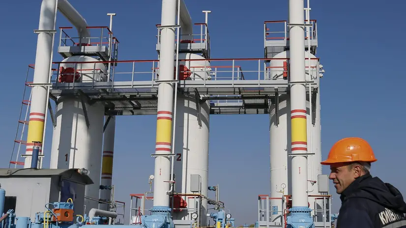 epa04978772 A worker walks next to the gas-compressor station in Mryn village, about 130 km of Kiev, Ukraine, 15 October 2015. Russia's state-run natural gas export monopoly, Gazprom, resumed deliveries to Ukraine after a 234-million-dollar prepayment, Gazprom's head Alexei Miller told journalists. 'Ukraine has requested the maximum supply regime of 114 million cubic metres per day,' Miller said, according to the Interfax news agency. Russia cut off its deliveries to Ukraine in July after the sides failed to agree on pricing, but a deal was clinched last month for supplies for the upcoming winter. Ukrainian state gas company Naftogaz agreed to buy the supplies for 232 dollars per thousand cubic metres between October 1 and March 31 - down from a contractual price of 251 dollars. Cash-strapped Ukraine has been heavily dependent on energy from Russia and is also a key transit country for gas to Western Europe. The European Union brokered the deal amid strains about the conflict in eastern Ukraine. EPA/ROMAN PILIPEY