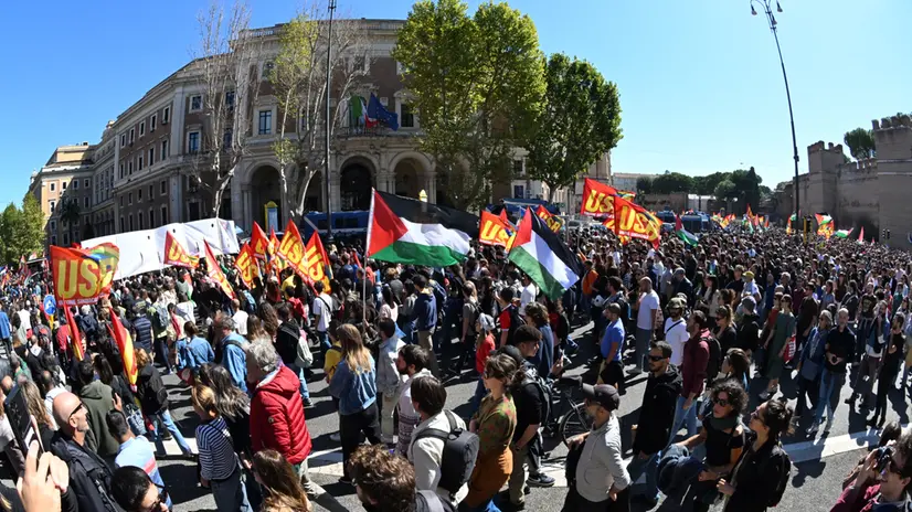 Un momento della manifestazione al Mit per lo sciopero generale per Gaza a Roma, 3 ottobre 2025. ANSA/MAURIZIO BRAMBATTI