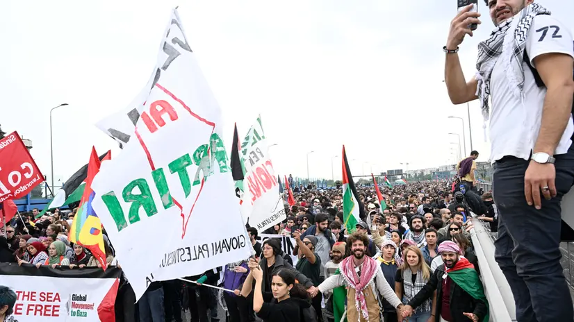 Pro-Palestinian demonstrators march along the Milan's ring road during a national general strike called by different unions to protest against Israel's politic in Gaza two days after Israeli forces intercepted a Gaza-bound aid flotilla in the Mediterranean Sea, in Milan, Italy, 3 October 2025.. ANSA/DANIEL DAL ZENNARO