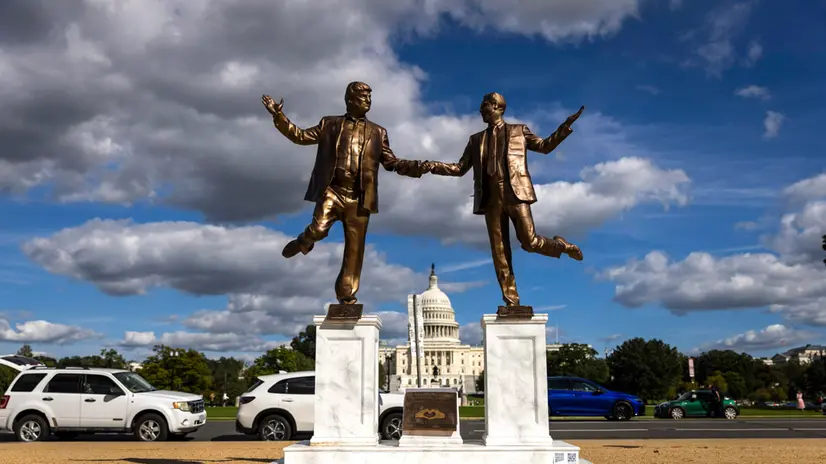 epa12425986 A statue depicting US President Donald Trump (L) holding hands with disgraced financier and child sex offender Jeffrey Epstein (R) returns to the National Mall in Washington, DC, USA, 02 October 2025. Titled 'Best Friends Forever,' the work of protest-art first appeared on the Mall on 23 September, but was removed quickly by the US Park Police. EPA/JIM LO SCALZO
